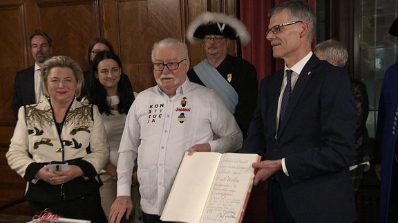 Lech Wałęsa und Egbert Geier mit dem Goldenen Buch der Stadt Halle