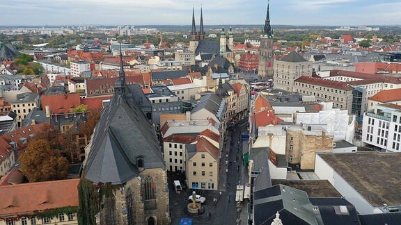 Innenstadt von Halle mit der Unteren Leipziger Straße und Blick auf den Markt und die fünf Türme von Marktkirche, Unser Lieben Frauen und Roter Turm