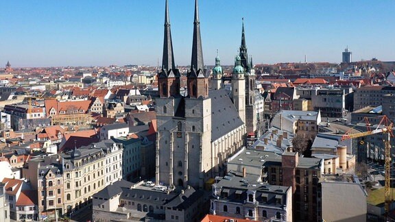Blick von oben auf Marktkirche in Halle
