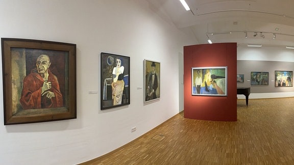 Blick in die Ausstellung "Kraft der Melancholie" in der Kunsthalle Talstraße Halle