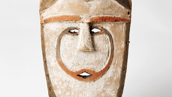 Eine papua-neuguineische Maske aus Holz.