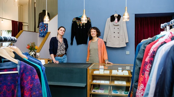 Zwei Frauen hinter einem Tresen in einem Second-Hand Laden.