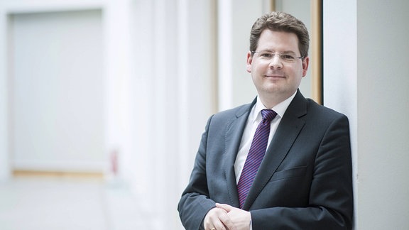 Prof. Dr. Oliver Holtemoeller vom Leibniz-Institut für Wirtschaftsforschung Halle posiert für ein Portrait
