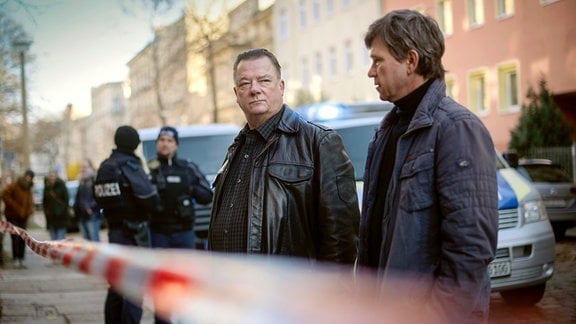 Kommissar Michael Lehmann (Peter Schneider) und Kommissar Henry Koitzsch (Peter Kurth) am Tatort, abgesperrt mit Flatterband.