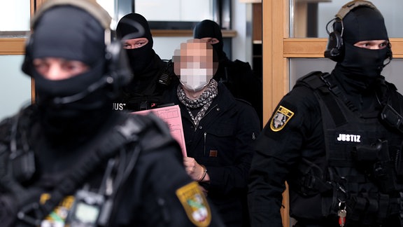 Hochststrafe Halle Attentater Zu Lebenslanger Haft Mit Sicherungsverwahrung Verurteilt Mdr De