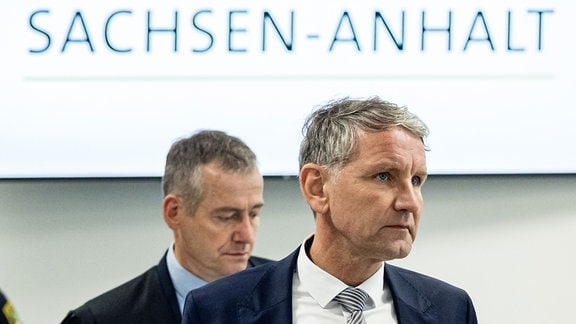 Björn Höcke (r), Vorsitzender der Thüringer AfD, kommt mit seinem Anwalt Ralf Hornemann zur Fortsetzung seines Prozesses vor dem Landgericht. 