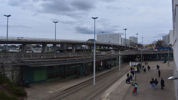 Blick auf den Riebeckplatz, die Straßenbahnschienen und die Hochstraße in Halle