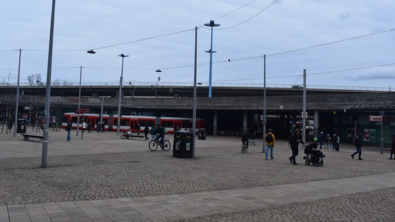 Blick auf den Riebeckplatz, die Straßenbahn und die Hochstraße in Halle