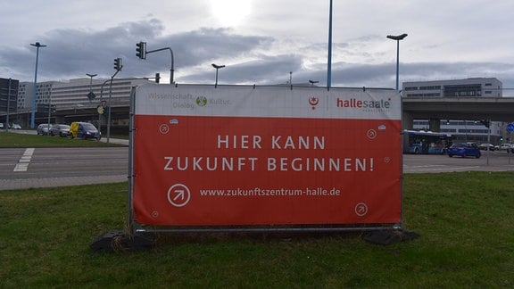 Ein Schild am Riebeckplatz in Halle. darauf steht "Hier kann Zukunft beginnen" und die Web-Adresse des neuen Zukunftszentrums.