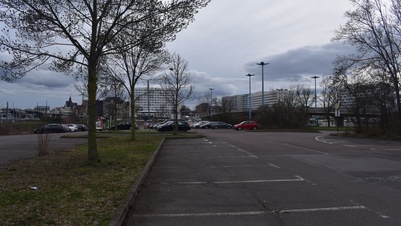 Ein Parkplatz am Riebeckplatz in Halle, der vordere Teil ist leer.