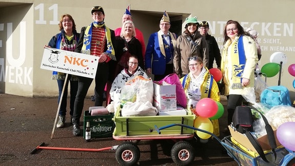 Mitglieder des NKC auf einem Gruppenfoto mit Bollerwagen
