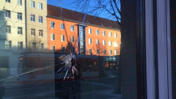 Beschädigtes Fenster Justizzentrum Halle an der Merseburge Straße
