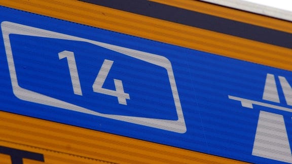 Ein Schild weist den Weg zur Autobahn 14