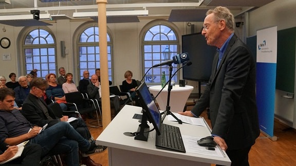 Bernhard Schlink bei einem Vortrag am Leibniz-Institut für Wirtschaftsforschung Halle