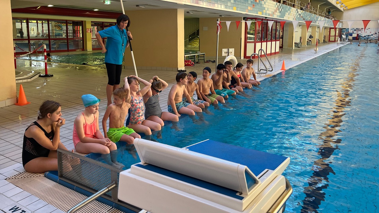 2 Jahre Wartezeit Kinder können kostenlose Schwimmgutscheine kaum einlösen MDR.DE