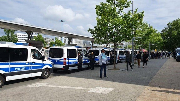 Mehrere Polizei-Streifenwagen stehen hintereinander am Hauptbahnhof Halle.
