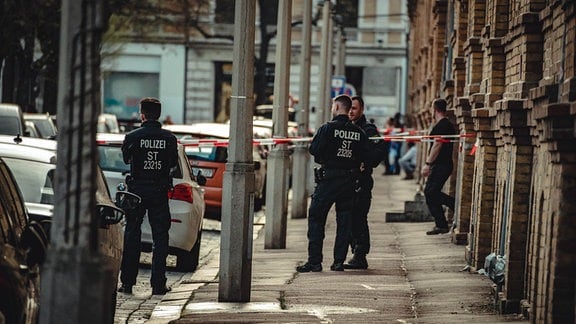 Polizei steht vor einem Wohnhaus in Halle