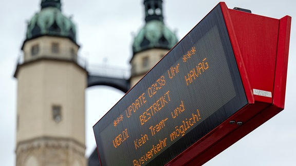 „Verdi bestreikt Havag - Kein Tram- und Busverkehr möglich!“ steht auf einer Anzeigetafel an der Haltestelle Markt der Halleschen Verkehrs AG (HAVAG) in Halle/Saale. 