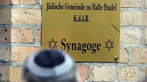 Ein Mann mit Kippa besucht den Tatort an der Synagoge in Halle