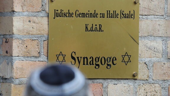 Ein Mann mit Kippa besucht den Tatort an der Synagoge in Halle