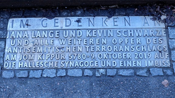 Eine in den Boden eingelassene Gedenktafel erinnert an die Opfer des Anschlags vom 9. Oktober 2019 in Halle.