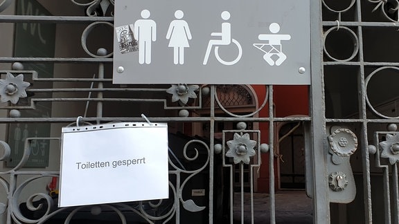 Schild am an der öffentlichen Toilette am Marktschlösschen in Halle.