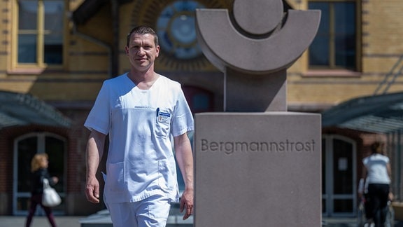 Krankenpfleger Toni Selz, Stationsleiter der Neurochirurgie im Klinikum Bergmannstrost, läuft vor dem Gebäude vor der Klinik