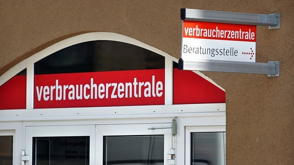 Schilder mit der Aufschrift «Verbraucherzentrale» sind an Beratungsstelle der Verbraucherzentrale Sachsen-Anhalt zu angebracht. 