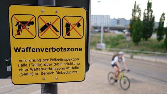 Ein Schild deutet auf eine Waffenverbotszone am Hauptbahnhof hin.