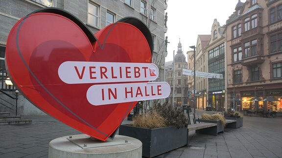 Ein großes rotes Herz mit dem Spruch "Verliebt in Halle" steht vor dem Rathaus von Halle.