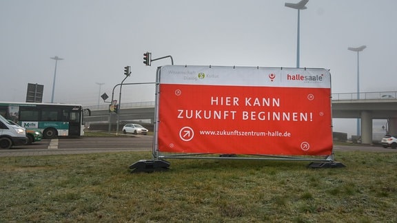 Ein großer Aufsteller steht am Riebeckplatz in Halle an der Stelle, wo das neue Zukunftszentrum für Deutsche Einheit und Europäische Transformation gebaut werden soll.