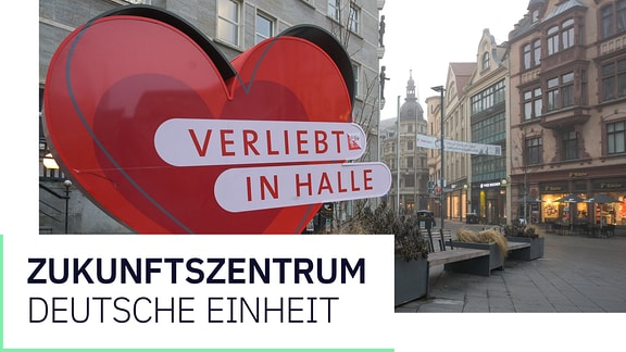 Ein großes rotes Herz mit dem Spruch "Verliebt in Halle" steht vor dem Rathaus von Halle.