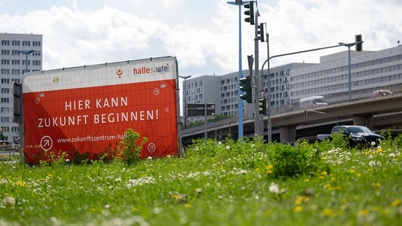 „Hier kann Zukunft beginnen!“ steht auf einem Banner am Riebeckplatz in Halle/Saale. 
