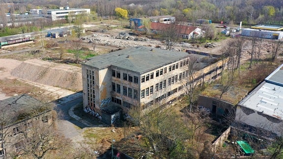 Luftaufnahme eines leerstehenden alten Gebäudes.