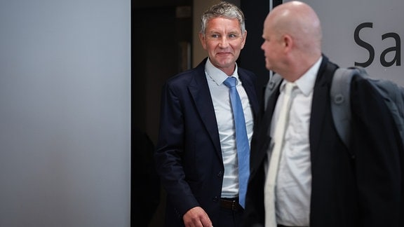 Björn Höcke (l), Vorsitzender der Thüringer AfD, kommt zu Beginn seines Prozesses im Landgericht. 