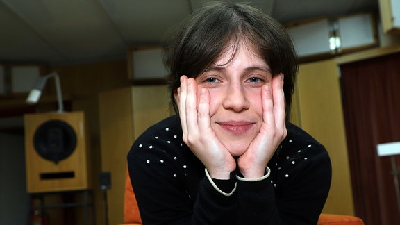 Lea Ostrovskiy, eine Frau hält ihren Kopf in den Händen