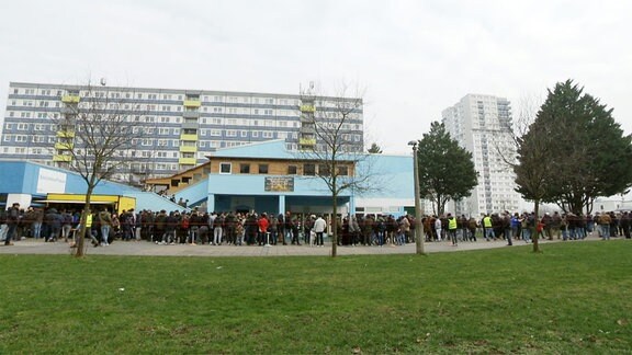 Gläubige vor dem Islamischen Kulturcenter in Halle.  