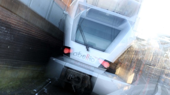 Ein Zug von abellio steht im Bahnhof in Siegen Hauptbahnhof am 09.11.2021 in Siegen/Deutschland.