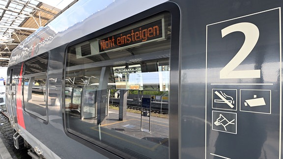 „Nicht einsteigen“ steht an einem Zug des Bahnunternehmens Abellio im Erfurter Hauptbahnhof