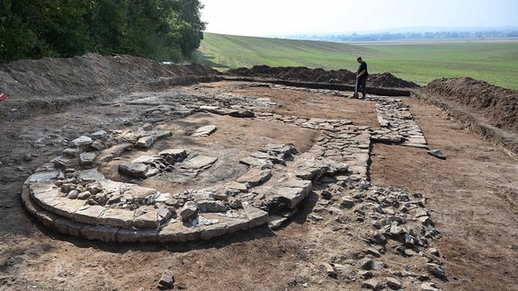 Ein Archäologe legt die Reste der ehemaligen Mallenbacher Wallfahrtskapelle frei