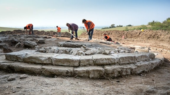 Archäologen legen die Reste der ehemaligen Mallenbacher Wallfahrtskapelle frei