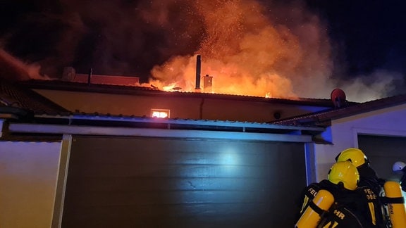Aus dem Dach einer Fleischerei in Ummendorf steigen hohe Flammen auf.