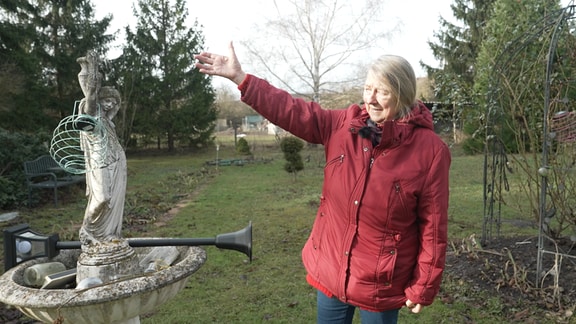 Christel Hilpert aus Niederröblingen in ihrem Garten