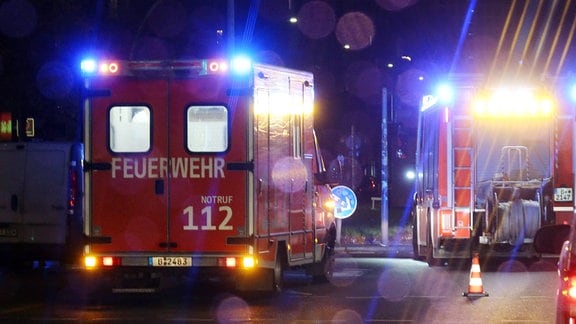 Notarztwagen und Gerätewagen der Feuerwehr an einer Unfallstelle im Einsatz. 