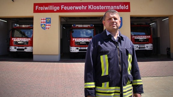 Frank Ochsner ist Bürgermeister und Feuerwehrgerätewart. Er steht vor der Feuerwache Klostermansfeld.