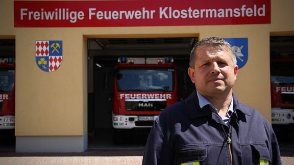 Frank Ochsner ist Bürgermeister und Feuerwehrgerätewart. Er steht vor der Feuerwache.