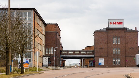 Auf einem Werksgelände in Hettstedt im Landkreis Mansfeld-Südharz stehen mehrere Fabrikgebäude. 