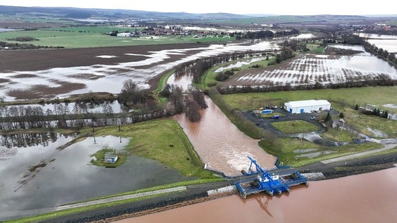 Aus der Talsperre Kelbra wird Wasser in den Fluß Helme abgelassen (Drohnenfoto). 
