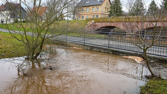 Das Hochwasser der Helme steht in Kelbra bis zur Oberkante einer Fußgängerbrücke. 