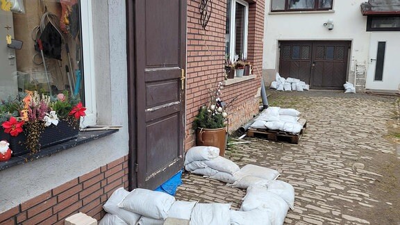 Vor vielen Haustüren in Oberröblingen liegen noch Sandsäcke